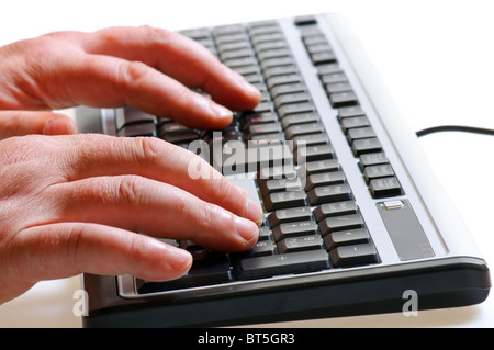 Hände auf der schwarzen Tastatur auf dem weißen ...
