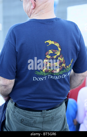 Mann trägt DONT TREAD ON ME, Gadsden Flag T-shirt bei TEA-Party-Rallye. Stockfoto