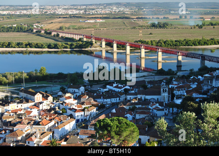 Brücke D. Luis unter Tejo Riber mit Blick Almeirim in der unteren Stockfoto