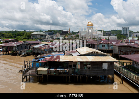 Ansicht der Sultan Omar Ali Saifuddin Moschee aus Wasserstadt Kampong Ayer in Bandar Seri Begawan, Brunei Stockfoto