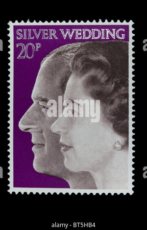 UNITED KINGDOM - CIRCA 1972: Eine Briefmarke gedruckt in Großbritannien zeigt Königin Elizabeth II und Herzog von Edinburgh, Stockfoto