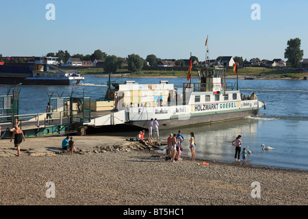 Rheinfaehre, Autofaehre in Leverkusen-Hitdorf Auf Dem Weg Nach Köln-Langel, Leverkusen, Rhein, Nordrhein-Westfalen Stockfoto