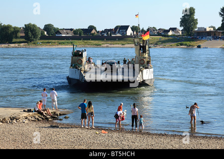 Rheinfaehre, Autofaehre in Leverkusen-Hitdorf Auf Dem Weg Nach Köln-Langel, Leverkusen, Rhein, Nordrhein-Westfalen Stockfoto