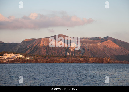 Warmen Sonnenuntergang Glanz auf den Krater von Vulcano Insel der Äolischen Inseln. Stockfoto