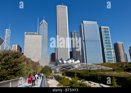 Skyline von Chicago vom Millennium Park in Chicago, IL, USA. Stockfoto