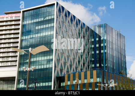 Die "Orange" Gebäude der Salford University bei der komplexen MediaCityUK in Salford Quays, Manchester, UK Stockfoto