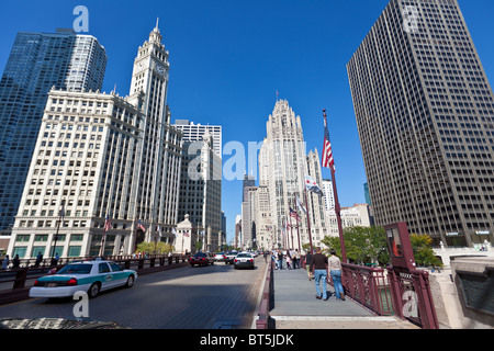 Blick entlang N Michigan Ave Brücke zeigt die Tribune Tower und Wrigley Building in Chicago, IL, USA. Stockfoto