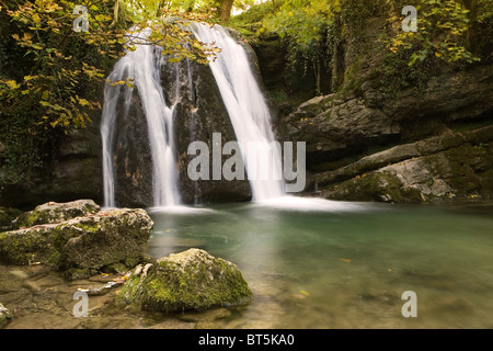 Janets Foss Wasserfall nahe dem Dorf von Malham, Malhamdale, Yorkshire Dales National Park, Yorkshire, England, UK Stockfoto