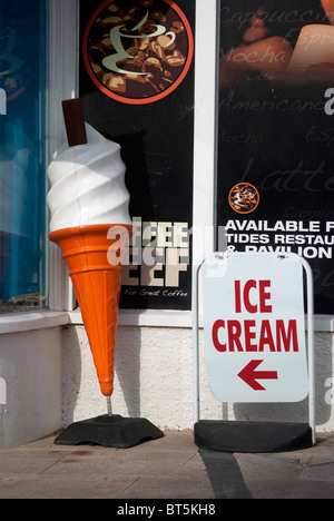 Eine große Plastik Eiswaffel und Zeichen Stockfoto