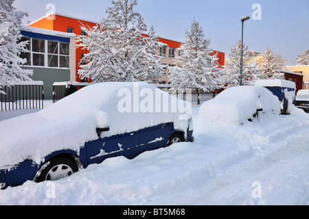 Schnee-bedeckten Parkplatz in der Stadt Stockfoto