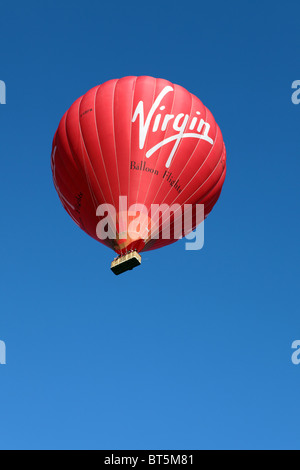 Rote Jungfrau mit dem Heißluftballon über haslemere, Surrey Stockfoto