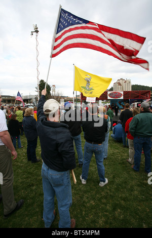 Menschen, die wehende Fahnen, TEA Party rally bei Coeur D Alene, Idaho, 15. April 2009. Stockfoto