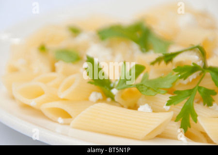 Nudeln mit Käse und Petersilie Stockfoto