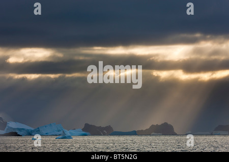 Morgenlicht und Wolken über Eisberge in der Nähe von Coronation Island, Süd-Orkney-Inseln, südlichen Ozean. Stockfoto