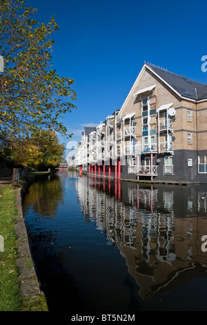 Der Grand Union Canal (Paddington Arm) mit modernen Waterside Apartments, West Kilburn, London, England, Großbritannien Stockfoto