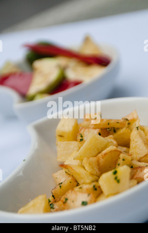 Kartoffeln und gebratene Gemüse garnieren Stockfoto