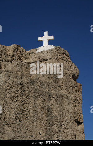 Eine kleine griechische Kapelle aus Naturstein gebaut. Das Gebäude liegt auf einer Klippe auf der kleinen griechischen Insel Skyros. Stockfoto