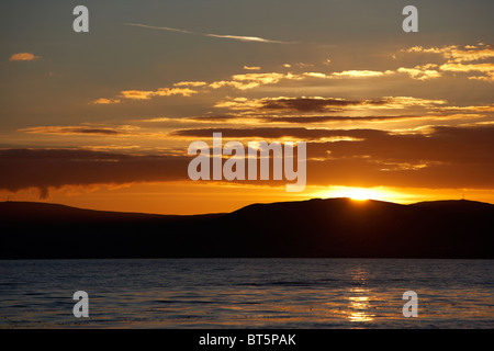 Sonnenuntergang hinter Höhle Hügel über Belfast Lough Nordirland Vereinigtes Königreich Stockfoto