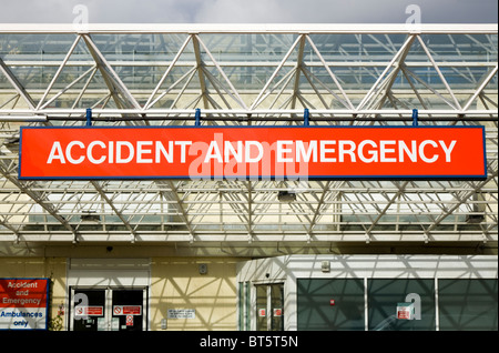 Das A & E-Zeichen und dem Eingang des Unfall- und Notaufnahme am Frimley Park NHS Hospital in Camberley. Stockfoto