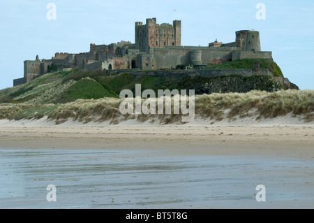 Bamburgh Castle Sommer UK GB Vereinigtes Königreich Großbritannien England Englisch, antike, Architektur, Bamburgh, Strand, groß, blau, bri Stockfoto