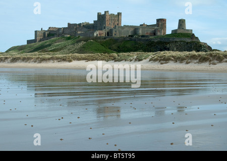 Bamburgh Castle Sommer UK GB Vereinigtes Königreich Großbritannien England Englisch, antike, Architektur, Bamburgh, Strand, groß, blau, bri Stockfoto