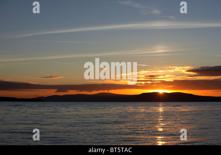 Sonnenuntergang hinter Höhle Hügel über Belfast Lough Nordirland Vereinigtes Königreich Stockfoto