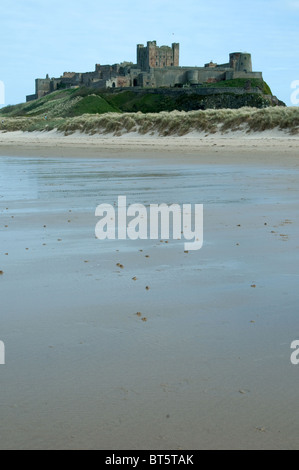 Bamburgh Castle Sommer UK GB Vereinigtes Königreich Großbritannien England Englisch, antike, Architektur, Bamburgh, Strand, groß, blau, bri Stockfoto