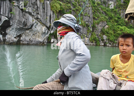 Mutter und Kind, die mit traditionellen Methoden zum Fang in Halong Bucht, Vietnam Stockfoto