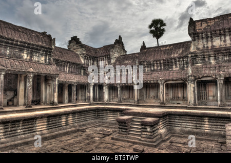 Eines der vier inneren Kreuzgänge und Pool in der Halle der tausend Buddhas Angkor Wat, Kambodscha Stockfoto