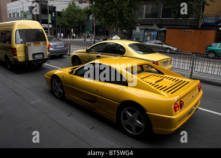 Gelb Ferrari 355 Berlinetta Sportwagen auf der Straße in der Stadt Melbourne Stockfoto