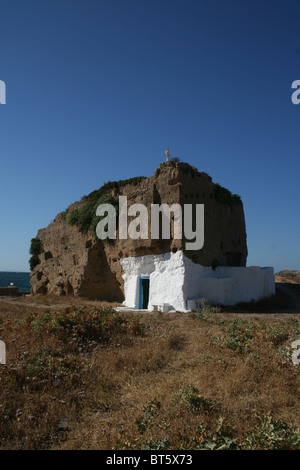 Eine kleine griechische Kapelle aus Naturstein gebaut. Das Gebäude liegt auf einer Klippe auf der kleinen griechischen Insel Skyros. Stockfoto