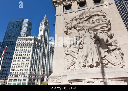 Blick entlang N Michigan Ave Brücke zeigt die Flachreliefs und Wrigley Building in Chicago, IL, USA. Stockfoto