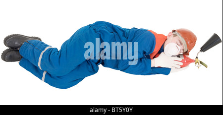 Mann im Overall schlafen auf der Feuerlöscher Stockfoto