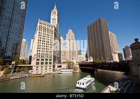 Chicago Tribune und Wrigley Gebäude entlang der Michigan Avenue mit Blick auf den Chicago River Chicago, IL, USA. Stockfoto