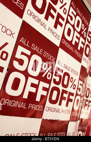 50 % Rabatt auf rot-weißen Markierungen auf Schaufenster Stockfoto