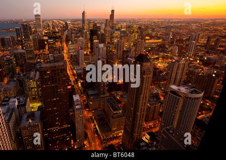 Sonnenuntergang über der Skyline von Chicago Blick nach Süden vom Hancock Tower entlang der Seepromenade in Chicago, IL, USA. Stockfoto
