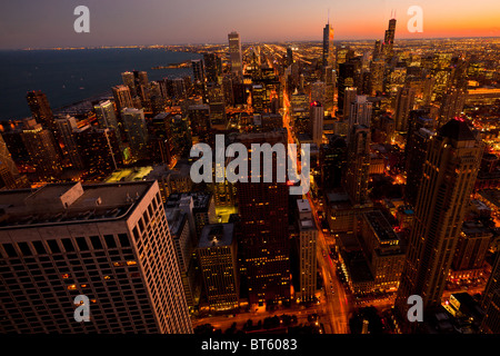 Sonnenuntergang über der Skyline von Chicago Blick nach Süden vom Hancock Tower entlang der Seepromenade in Chicago, IL, USA. Stockfoto