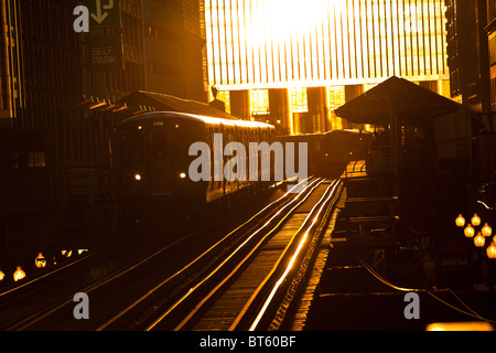 Sunrise beleuchtet die erhöhten Schienen von der Chicago-Rapid Transit-System, bekannt als the'L "in Chicago, IL, USA. Stockfoto