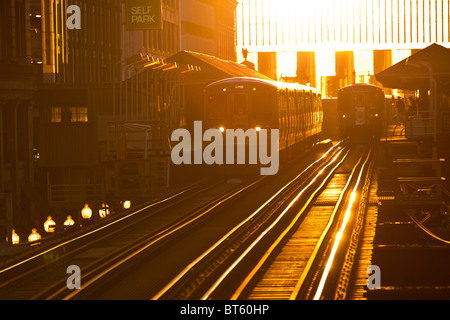 Sunrise beleuchtet die erhöhten Schienen von der Chicago-Rapid Transit-System, bekannt als the'L "in Chicago, IL, USA. Stockfoto