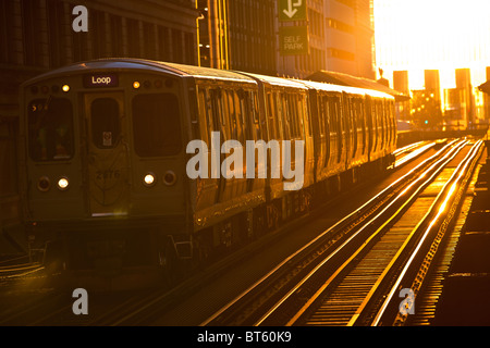 Sunrise beleuchtet die erhöhten Schienen von der Chicago-Rapid Transit-System, bekannt als the'L "in Chicago, IL, USA. Stockfoto