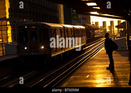 Sunrise beleuchtet die erhöhten Schienen von der Chicago-Rapid Transit-System, bekannt als the'L "in Chicago, IL, USA. Stockfoto