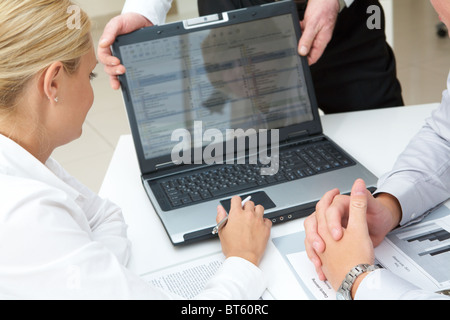 Bild des jungen Partner Laptop-Bildschirm betrachten, während der Präsentation Stockfoto