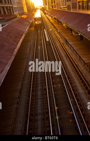 Sunrise beleuchtet die erhöhten Schienen von der Chicago-Rapid Transit-System, bekannt als the'L "in Chicago, IL, USA. Stockfoto