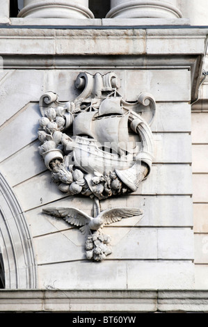 Details zur Vorderseite Leber Aufbau Liverpool Merseyside Lancashire UK GB EU Nordwesteuropa Stein Relief Schiff statue Stockfoto