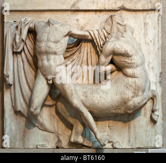 Parthenon Metope Süd 27, Darstellung einer Lapith kämpft ein Zentaur. Stockfoto