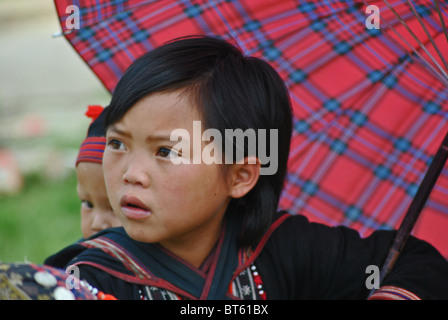 Porträt von einem vietnamesischen ethnischen Schwarz Dao-Mädchen mit Regenschirm in der Nähe von Sapa, Vietnam Stockfoto