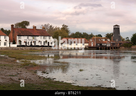 Langstone Mill und die Royal Oak Pub zwischen Havant und Hayling Island Stockfoto