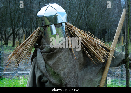 Scare Crow Stil Mühle Cheshire Winterschnee gefroren Frost Landwirtschaft, Herbst, Hintergrund, Vogel, blau, bunt, Overalls, knackig Stockfoto