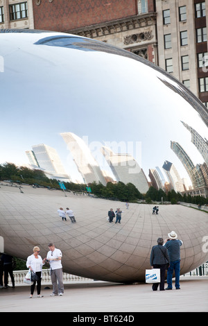 Cloud Gate kennt als die Chicago Bohne im Millennium Park in Chicago, IL, USA. Das Werk ist vom Künstler Anish Kapoor. Stockfoto