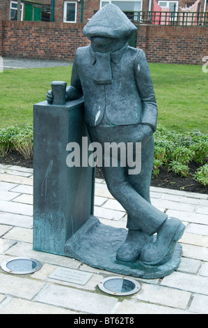 Statue-liebenswerten Comic-Figur Andy Capp Jean Smythe, Hartlepool Künstler Reg Smythe, 5ft hohe Bronzeskulptur Landzunge ein Stockfoto